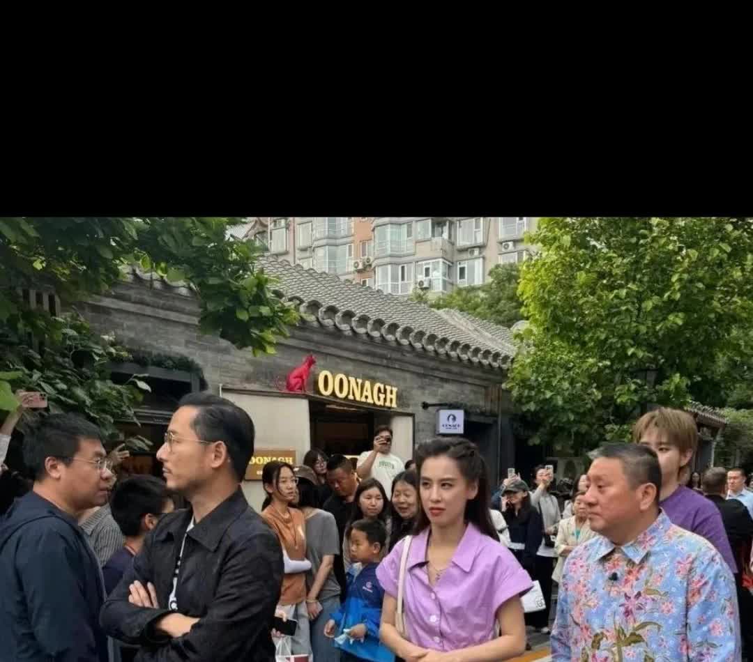 看到黄圣依本人直接幻灭了，整个人骨瘦如柴，紫色衬得她很黑，不显气色，没有网上吹得