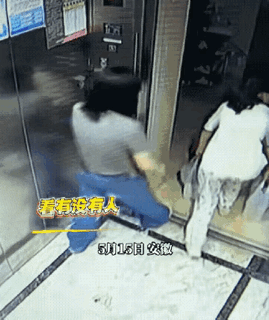 5月15日，安徽一小区母女俩乘坐电梯到达31层后，母亲用腿堵住电梯门，女儿出了电