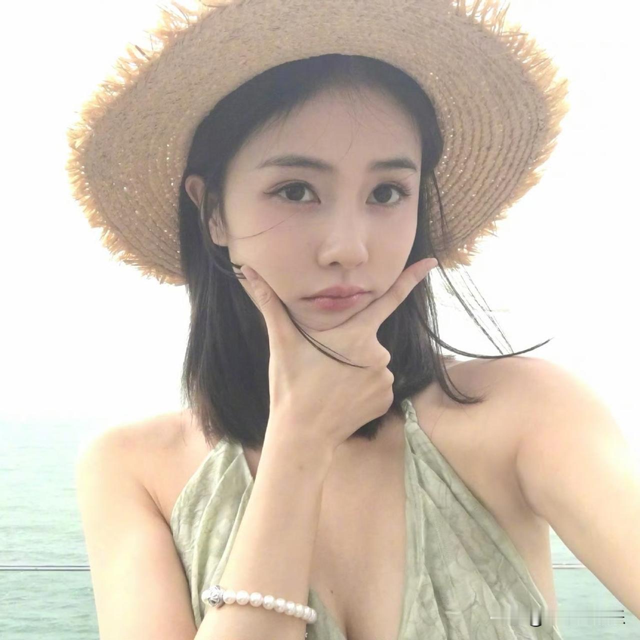 夏日的海边，白鹿的碎花泳衣成了镜头里最亮眼的存在。浅底色上晕开的细碎小花，像把春