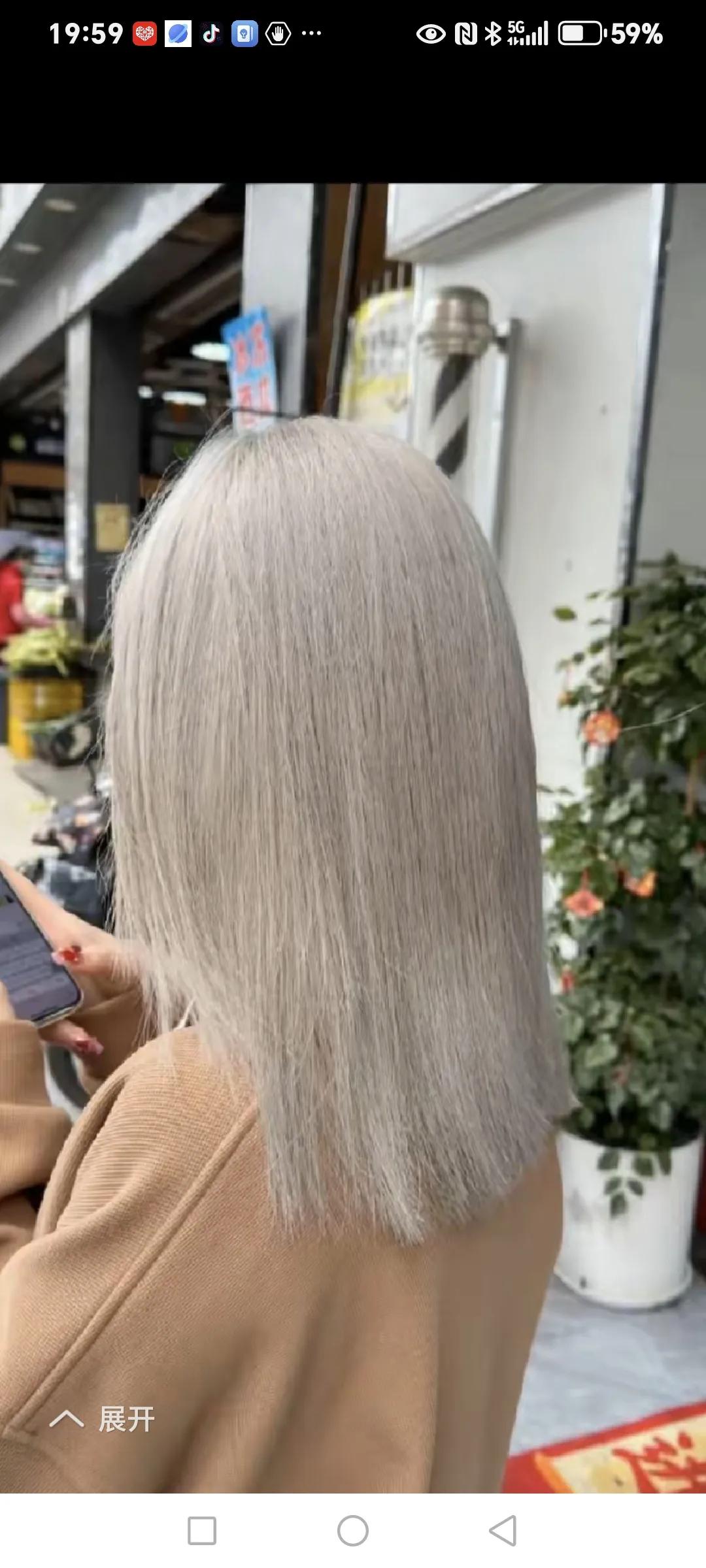 闺蜜跟我说，儿子跟女朋友处了半年，昨天领回家来，女孩漂亮嘴甜，就是一头灰白发，看