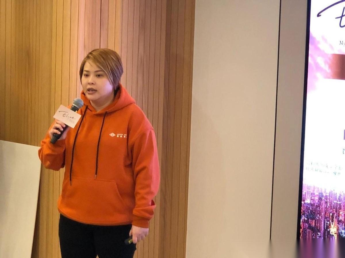 现年43岁的香港女富商周佩贤被发寓所烧炭轻生，而她是香港乐风集团的掌舵人。这位手