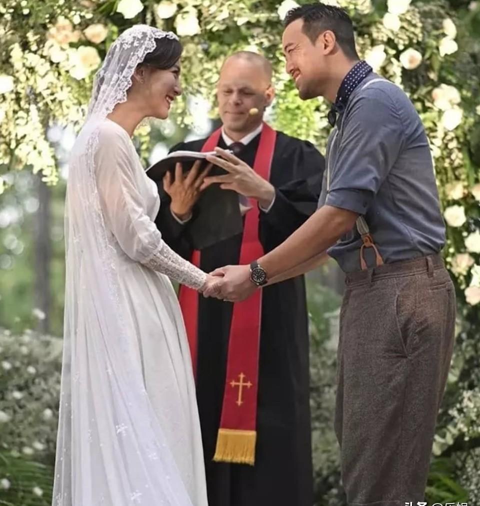 TVB高层曾志伟的儿子曾国祥，竟然在《新闻女王2》庆功宴上，当众给老婆王敏奕夹菜