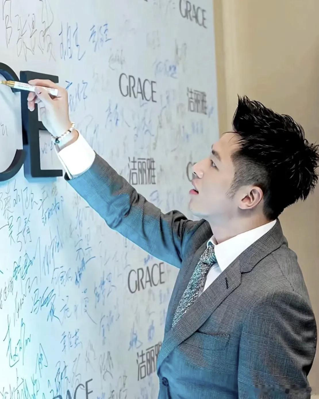 男模肌肉男模男模健身打卡这位集颜值、才华与财富于一身的优质型男，至今仍然未婚。