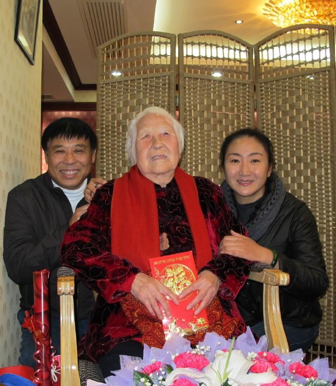 胡敏晚年，一张罕见的留影，这张照片拍摄于2010年前后，两侧是她的晚辈，这是一次