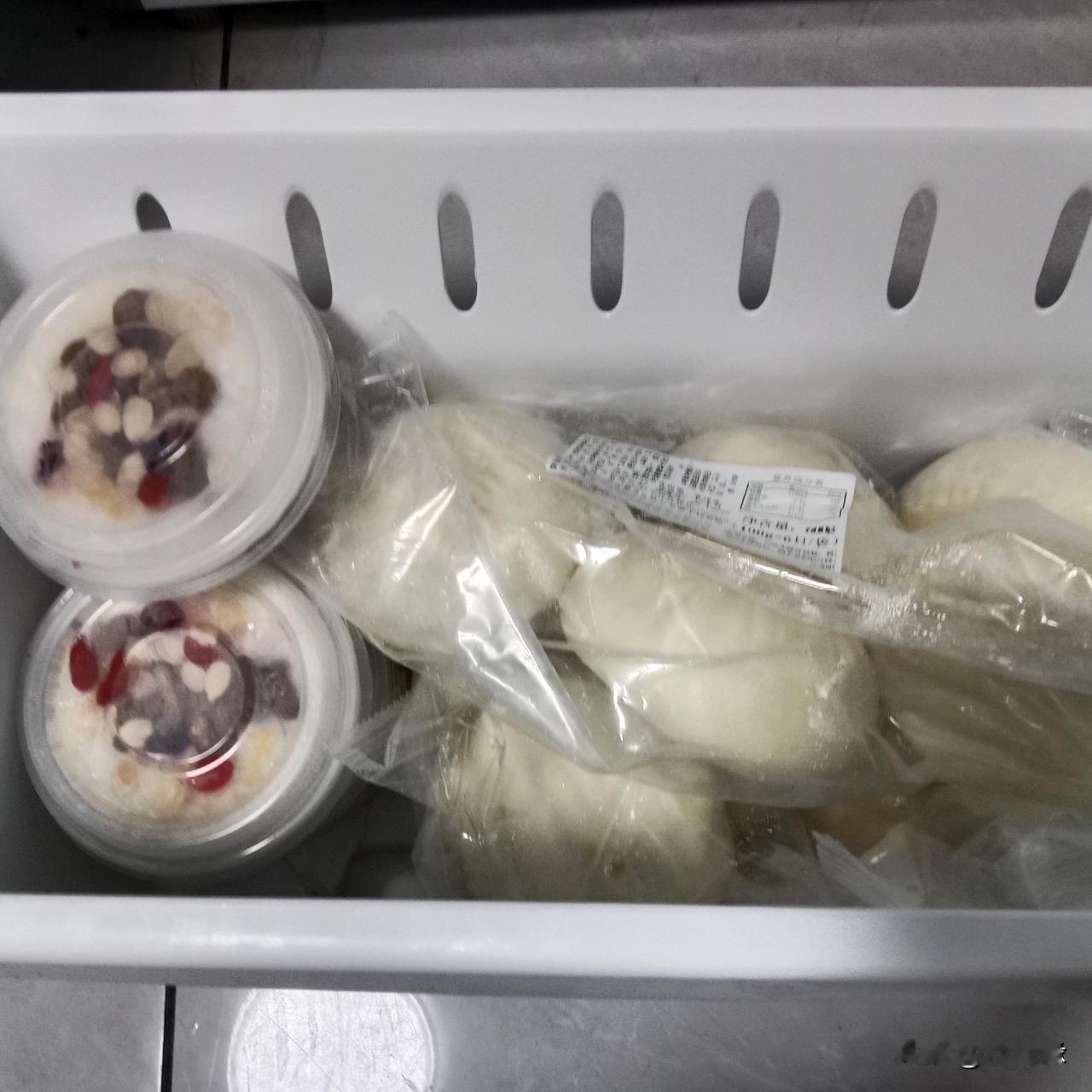 妹妹下班带回来包子、饺子🥟、馄饨、八宝饭和鸡肉卷，这一堆直接放进冰箱了。快过年