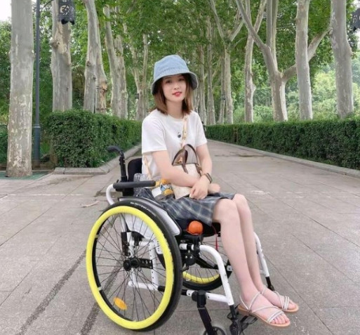 河北，女子高位截瘫，被男医生追求。三个月后，女子怀孕，两人结婚。婚后，对方让女