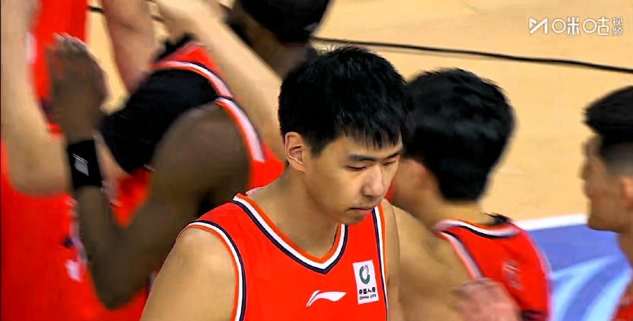 广东男篮前中锋徐昕给杜锋“下马威”，篮下送出大帽，随后空切接球双手隔扣，落地后嘴