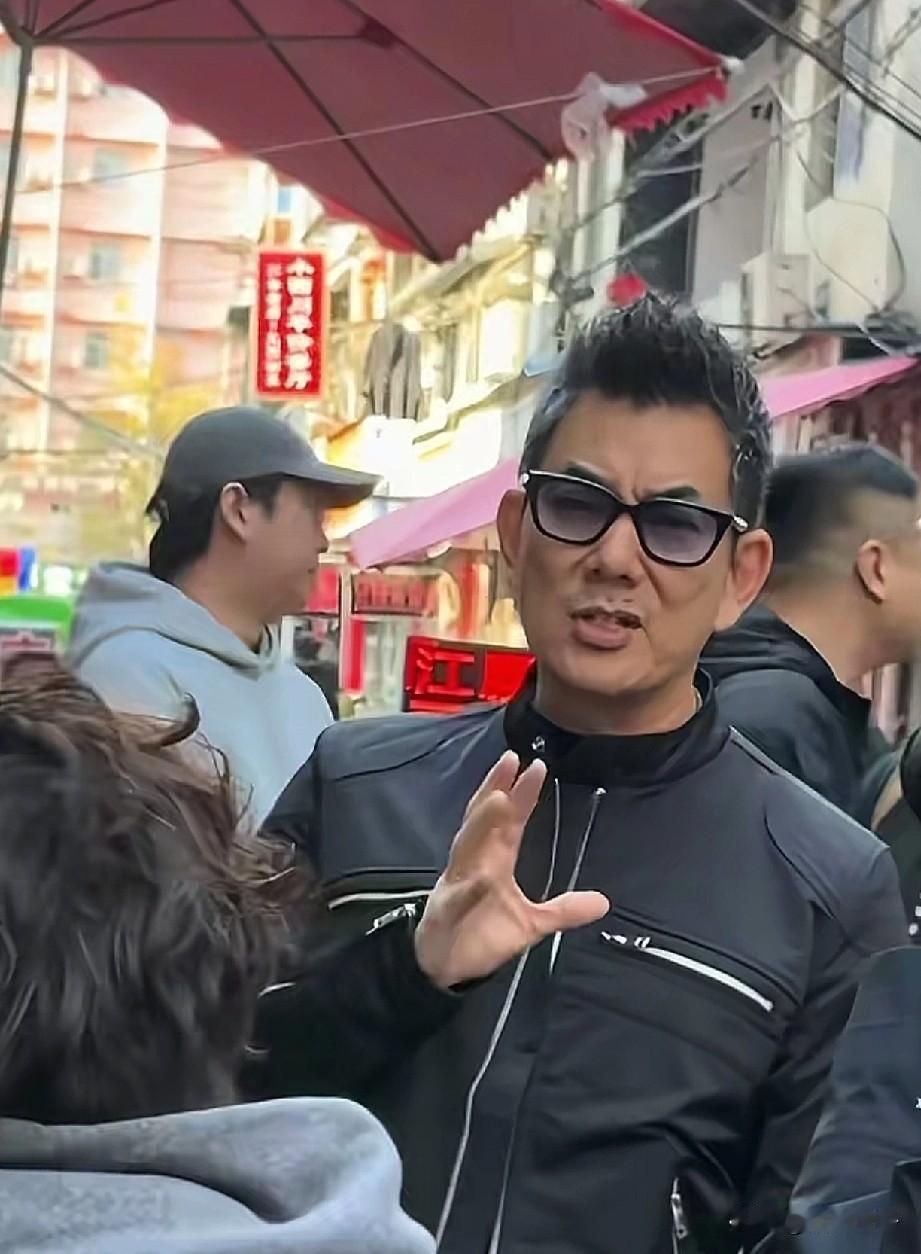 任贤齐回家探亲被围观！小齐哥太接地气了，吃热干面、锅巴各种小吃被围观与老乡合影