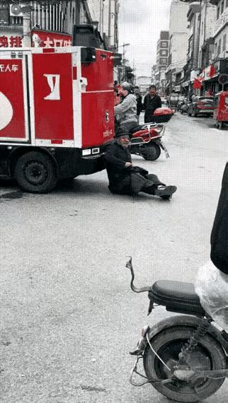 这老爷子坐在地上，被车辆推着走，看着真是够危险的了，为什么没有人伸手扶他一把？也