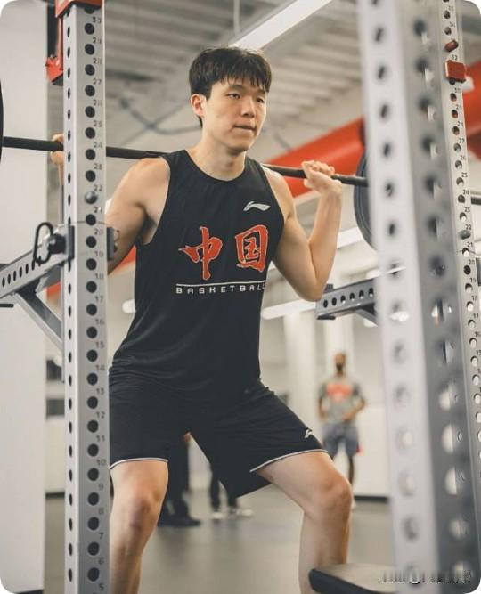 特训了个寂寞？杨瀚森增肌5公斤，横移还是“老爷车”，这短板补得上吗？1.传