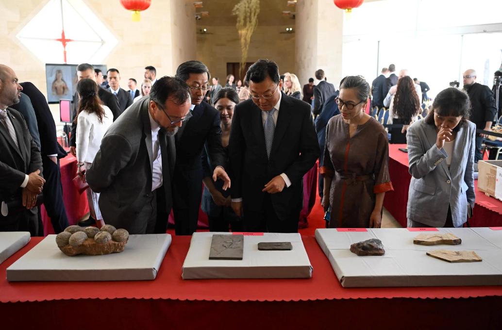 特朗普给了中国一个惊喜，58件中国国宝如约归还，送进中方大使馆。日前，美方在中国