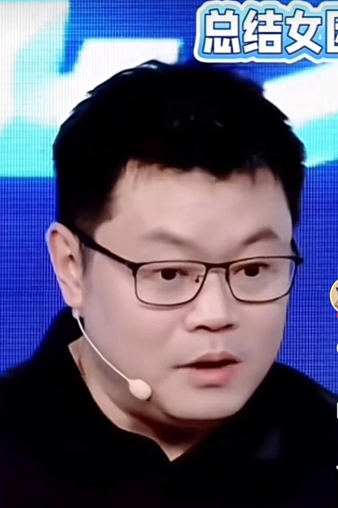 都爱看国乒前辈侯英超解说的比赛，形象生动，更具有独特的风格，他在解说王曼昱打早田