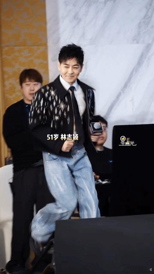 这居然是51岁的林志颖状态真的是好好啊，不愧是冻龄男神，完全看不出年龄呀，感觉