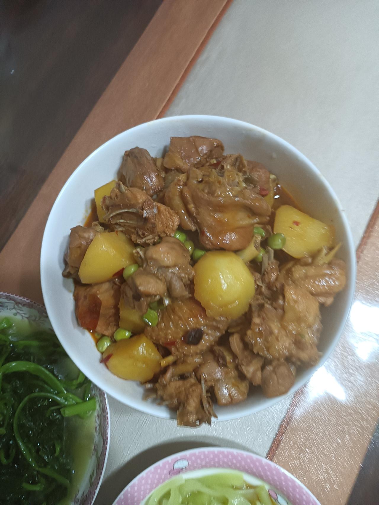 午餐菜品：炒小公鸡蒜泥茼蒿菜凉拌莴苣丝小公鸡里加了