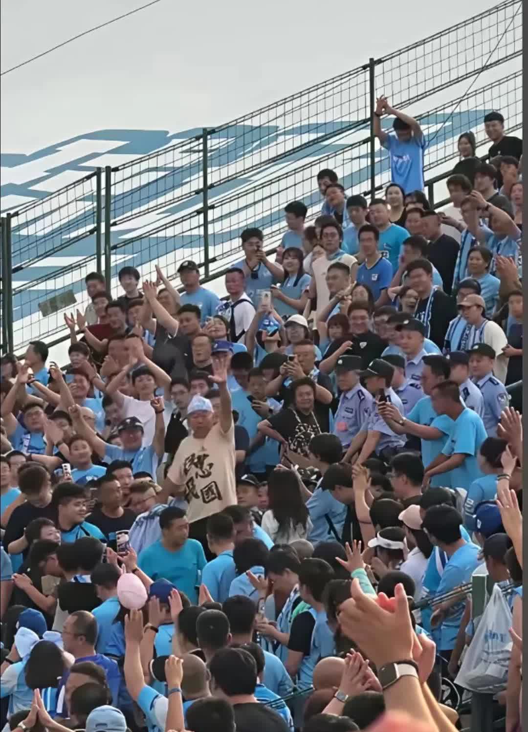 大连足球的王大爷算不算足球流氓呢？7月27日，大连英博在赛场对阵长春亚泰。赛