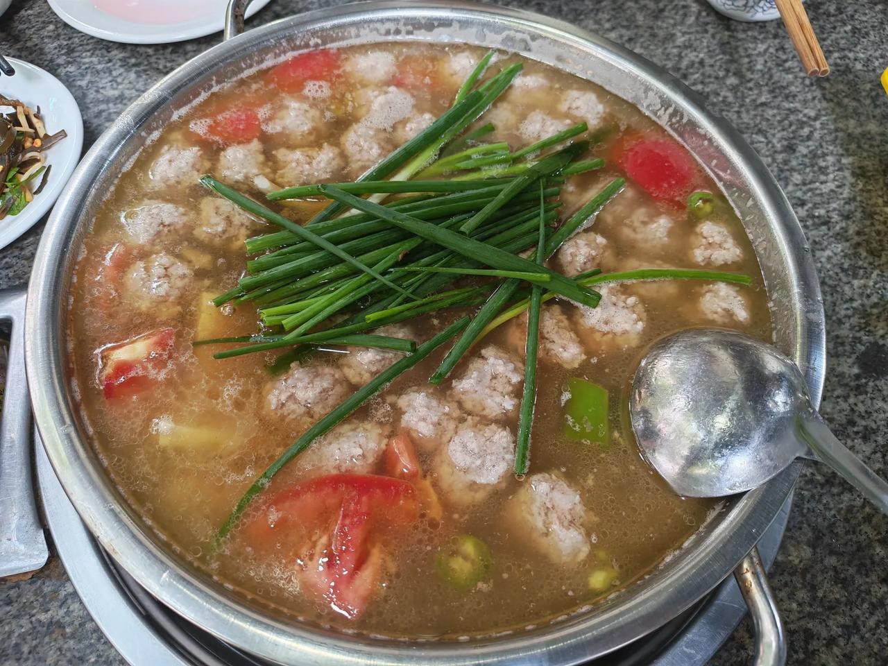 【凉都美食——圆子火锅】到贵州六盘水的游客，很多人都称赞羊肉粉（云南叫“羊肉米线