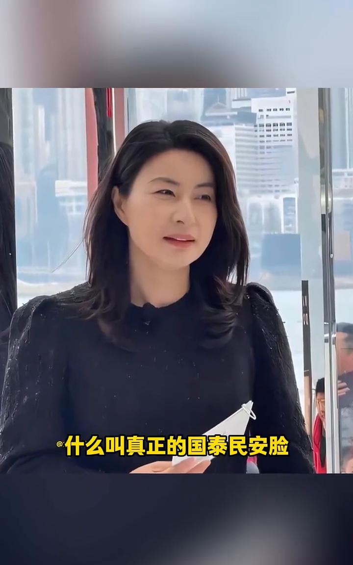 看了郭晶晶才懂得什么叫真正的国泰民安脸。五官端正，气质优雅从容，温婉贵气。她内心