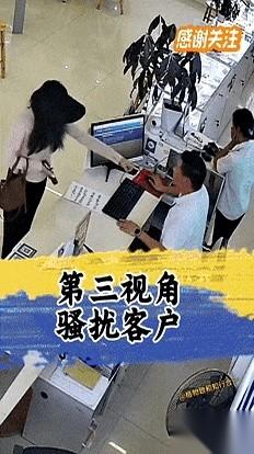 音乐猛地一停。领舞大妈一个急刹，把身后一排花花绿绿的扇子都给别停了。她没管队形