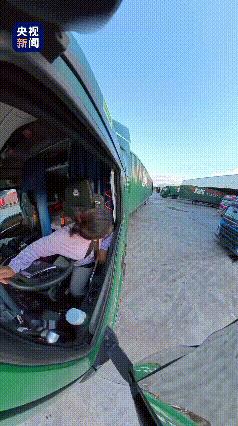 广东揭阳货运场最近出了个狠角色——32岁的林燕倒着21米半挂车一把入库的视频火了