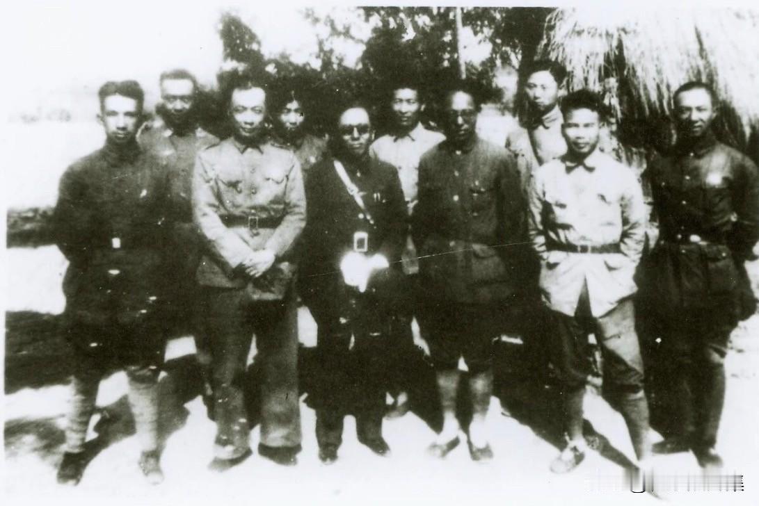 1940年3月，在江苏溧阳水西村的新四军江南指挥部驻地，司令员陈毅率主要干部与国