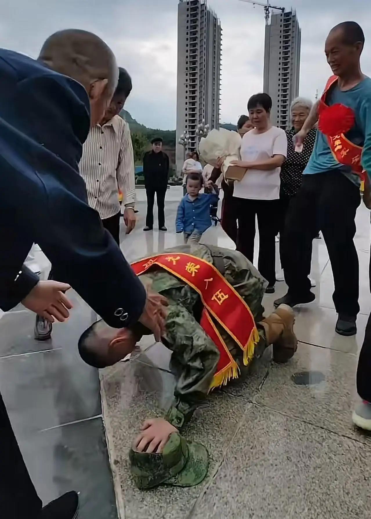 火到人民日报！甘肃徽县的这个送别场景，瞬间点燃了无数人的心。那天，烈日下，家人们