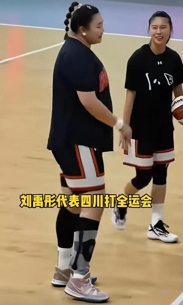 王思雨在全运会赛场上那微笑着看向刘禹彤的眼神，谁知道她心里在想啥呢！四川女篮这次