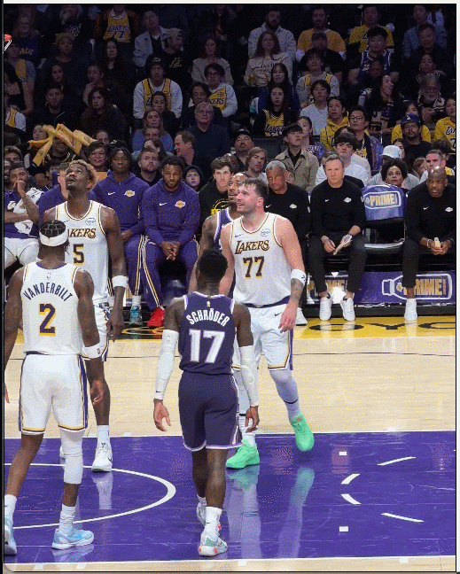 说到做到啊哦！小黑赛后真的去打东契奇了！在昨天国王与湖人的比赛中，东契奇与小黑