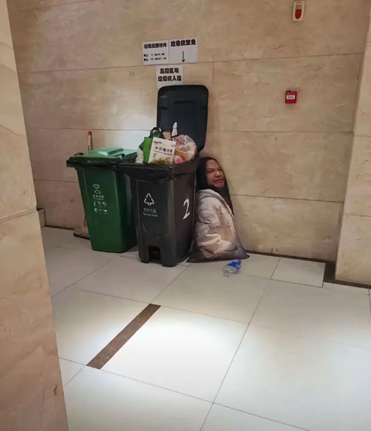 下楼扔垃圾看到的，吓我一大跳