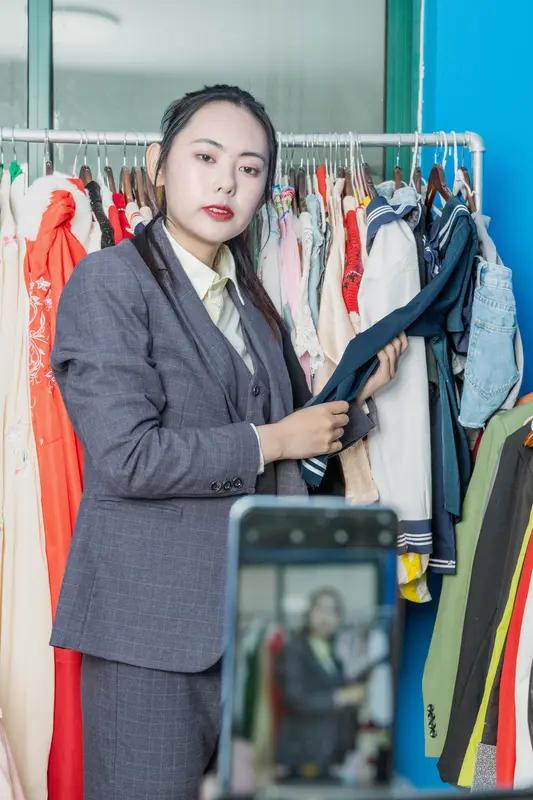 3月12日，西安“不倒翁小姐姐”皮卡晨正式官宣离职，告别了7年的舞台。原来她离职