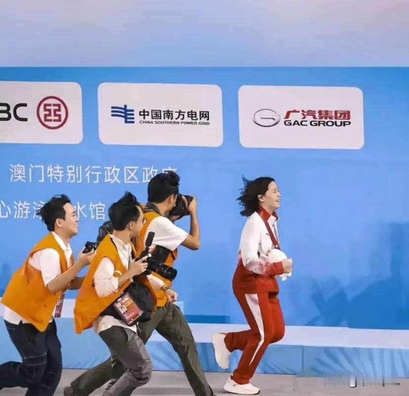 全红婵，这个名字早已超越了体育本身，成为一种青春、拼搏与纯粹的象征。最近的一