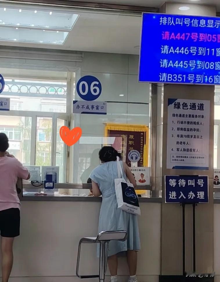 37岁单亲妈妈含泪忠告！社保千万别交太晚，亲身经历句句扎心刚从社保局办完业
