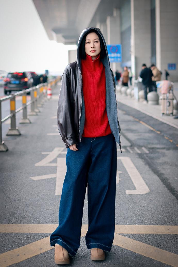 最近倪虹洁现身机场，她这次搭配的很有潮流感，也很有潇洒不羁的魅力。倪虹洁里面