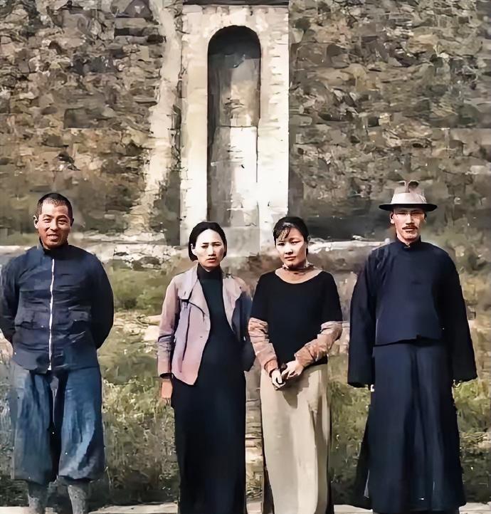 这是1936年，西安事变前，蒋张两人与妻子一张罕见的合影，照片中的蒋一脸严肃、忧
