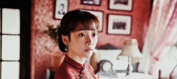 1894年，张作霖去于六家喝酒，中途于六去放水，谁知于六的小老婆二兰子突然拼命靠