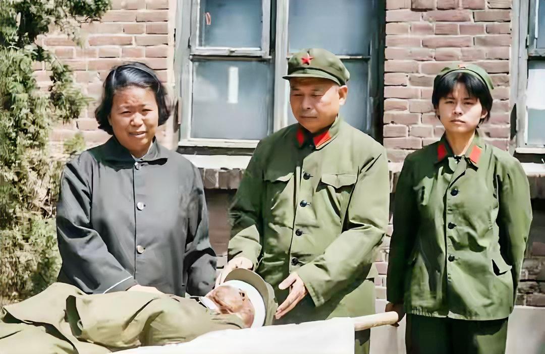 1980年6月，开国少将常仲连与妻子、女儿，在机场含泪送别因公牺牲的儿子常向。常