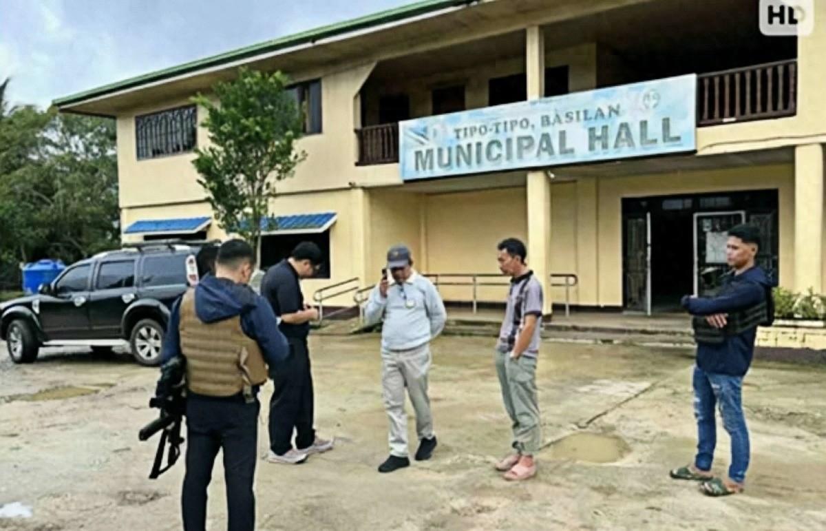 菲律宾南部冲突爆发,军方称家族纠纷,总统压力山大。菲律宾南部蒂波蒂波镇前天突然