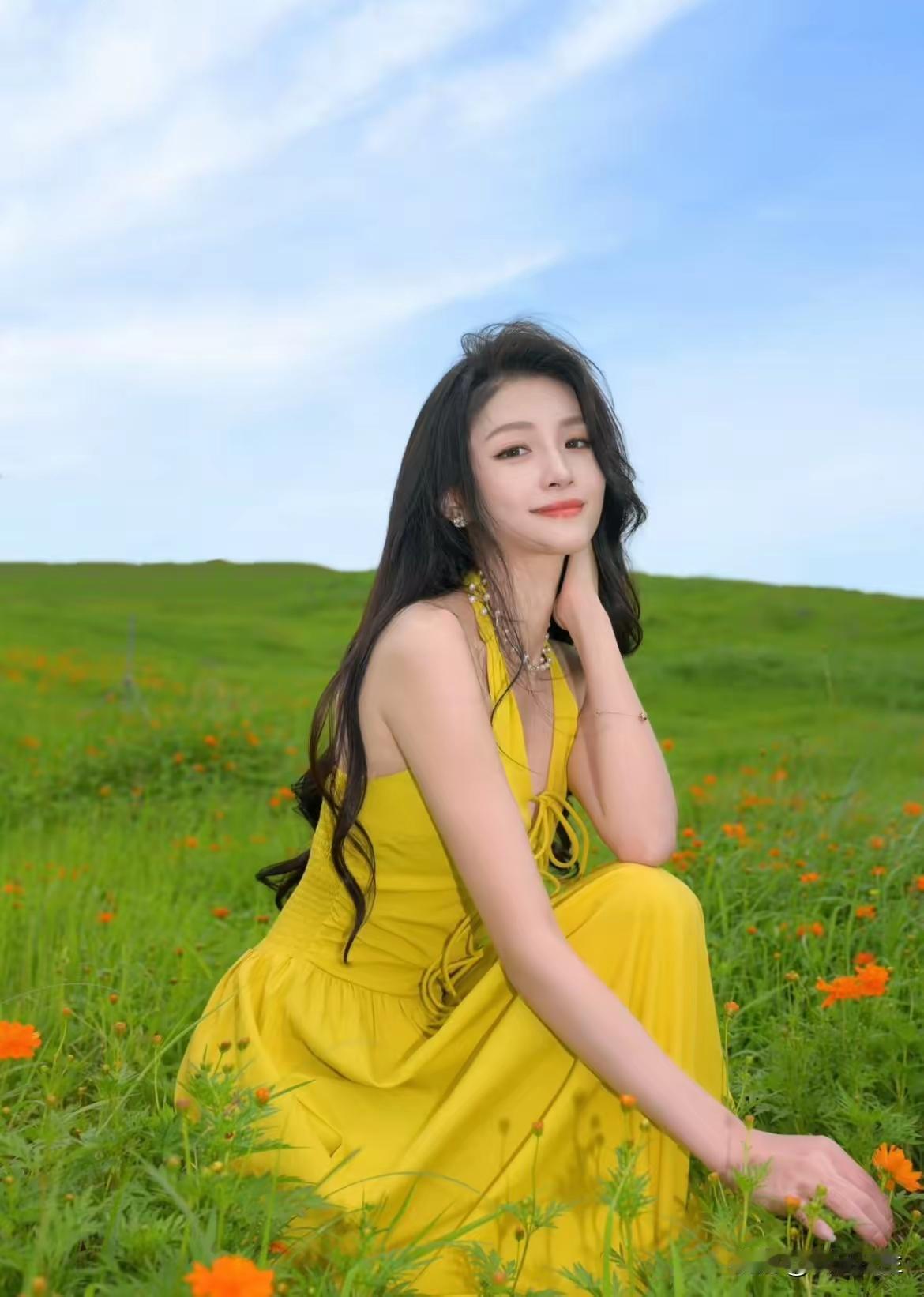 阳光下的黄色连衣裙，与花海相映成趣，美不胜收！