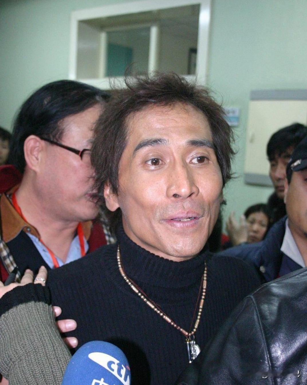 65岁齐秦老到认不出？小儿子才10岁，他为何不敢停下來你说一个男人，年轻时能