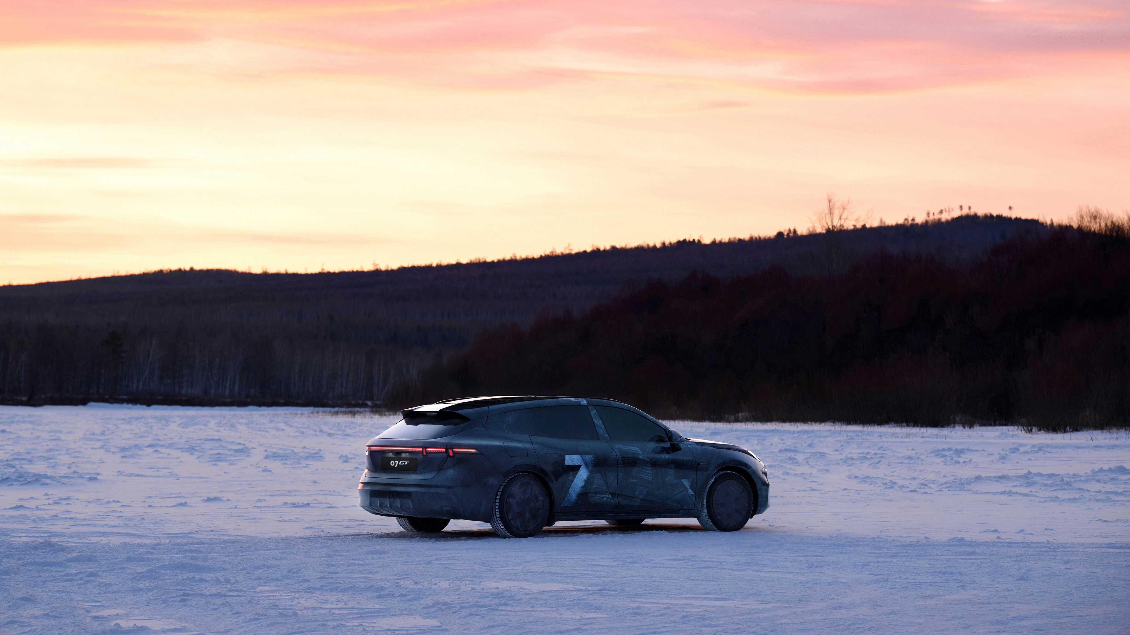 谁撕了领克07GT伪装车衣说实话，现在好多新车还没上市就捂得严严实实，恨不得连轮