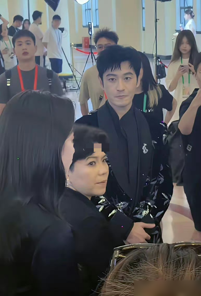 黄晓明和人聊天全程走神，多次不受控制偷瞄陈丽君，根本收不住眼神！网友扒了一圈所有公开信息，没找到俩人