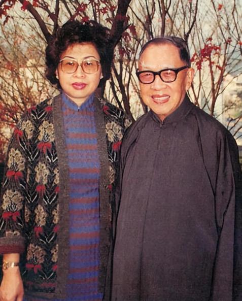 1956年，国学大师钱穆，61岁时三婚迎娶27岁胡美琦。新婚夜，他盯着如花似玉的