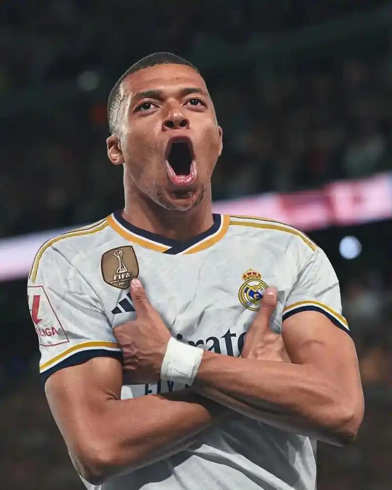 谁还会质疑？姆巴佩的金靴，已经基本牢牢穿在自己脚上。当法国队以3:0战胜瑞典