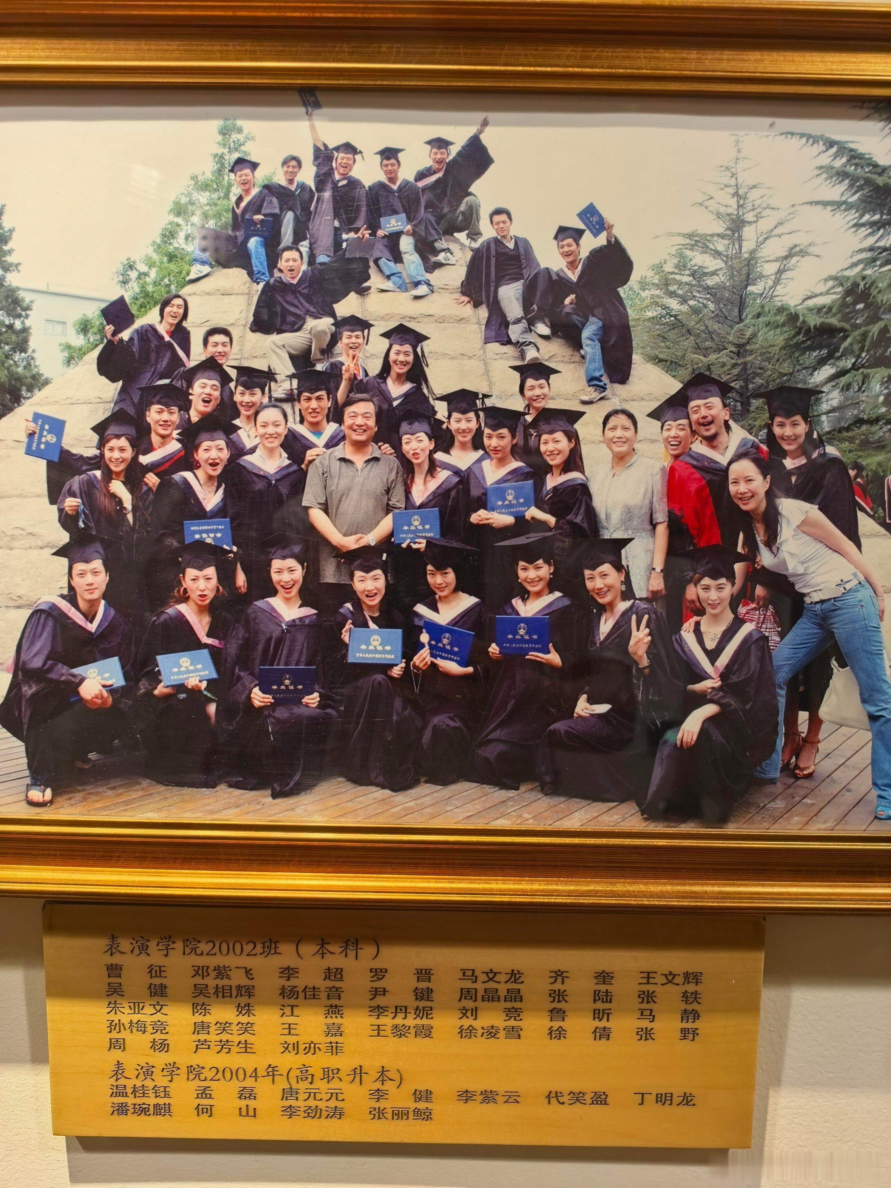 刘亦菲回北电和同学聚会物料掉落中