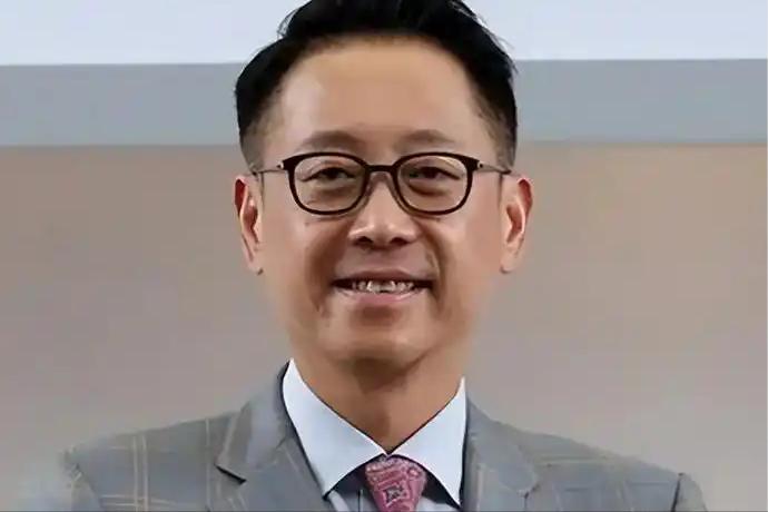 许晋亨他爹看人还是很准的，当年就是不让许晋亨娶刘嘉玲，说刘心太野，怕儿子控制不了