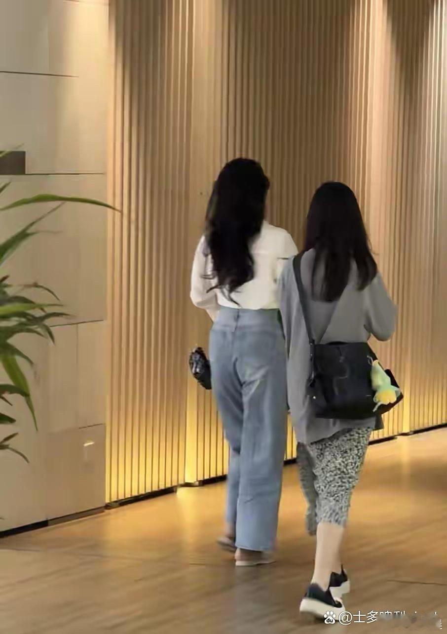 上海街头偶遇刘亦菲！身穿拖鞋随性逛街，一头浓密乌黑的秀发超吸睛，身形高挑纤瘦，目