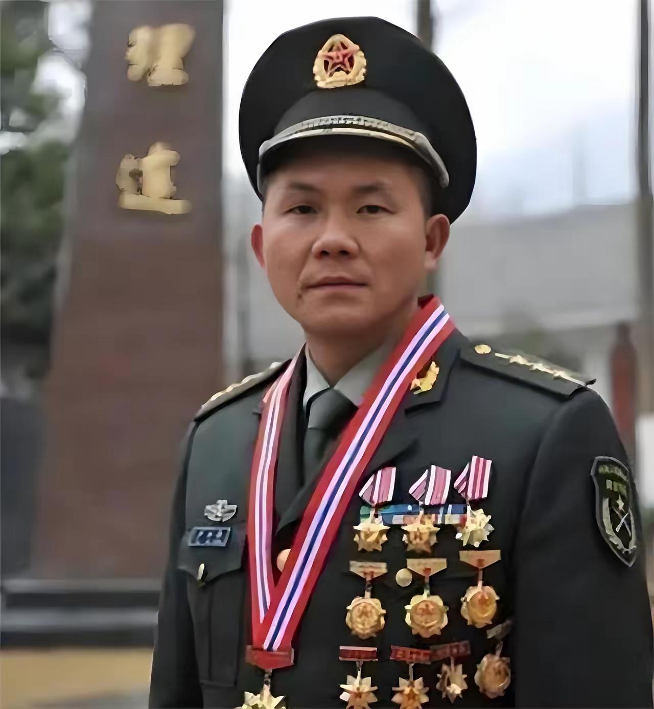 2007年，领导来部队检查工作时，突然发现一名士兵额头上竟然有一道长长的刀疤，揭