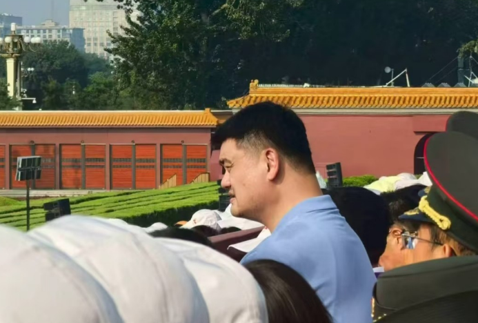 今天体育界，除了奥运冠军们，姚明也前往现场观看阅兵，他的位置就在天安门旁。北京