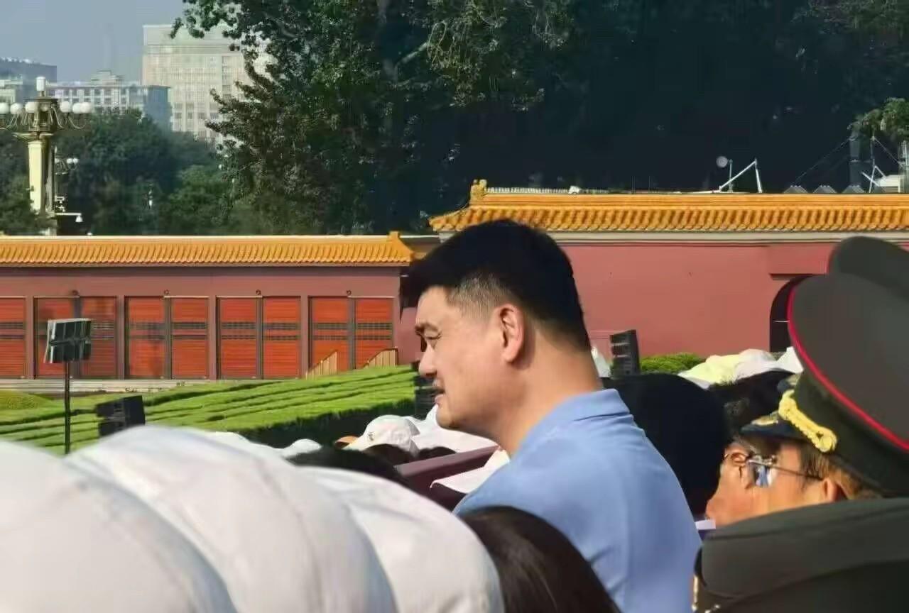 这么重要的场合，别人都在那规规矩矩的坐着，就这哥们儿在那站着，这都什么素质啊？！