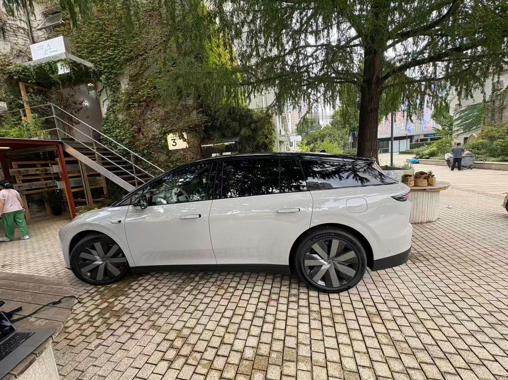 路人视角理想i6，和i8对比，我只能看出来D柱下溜幅度更大。据说空间和L7类似，