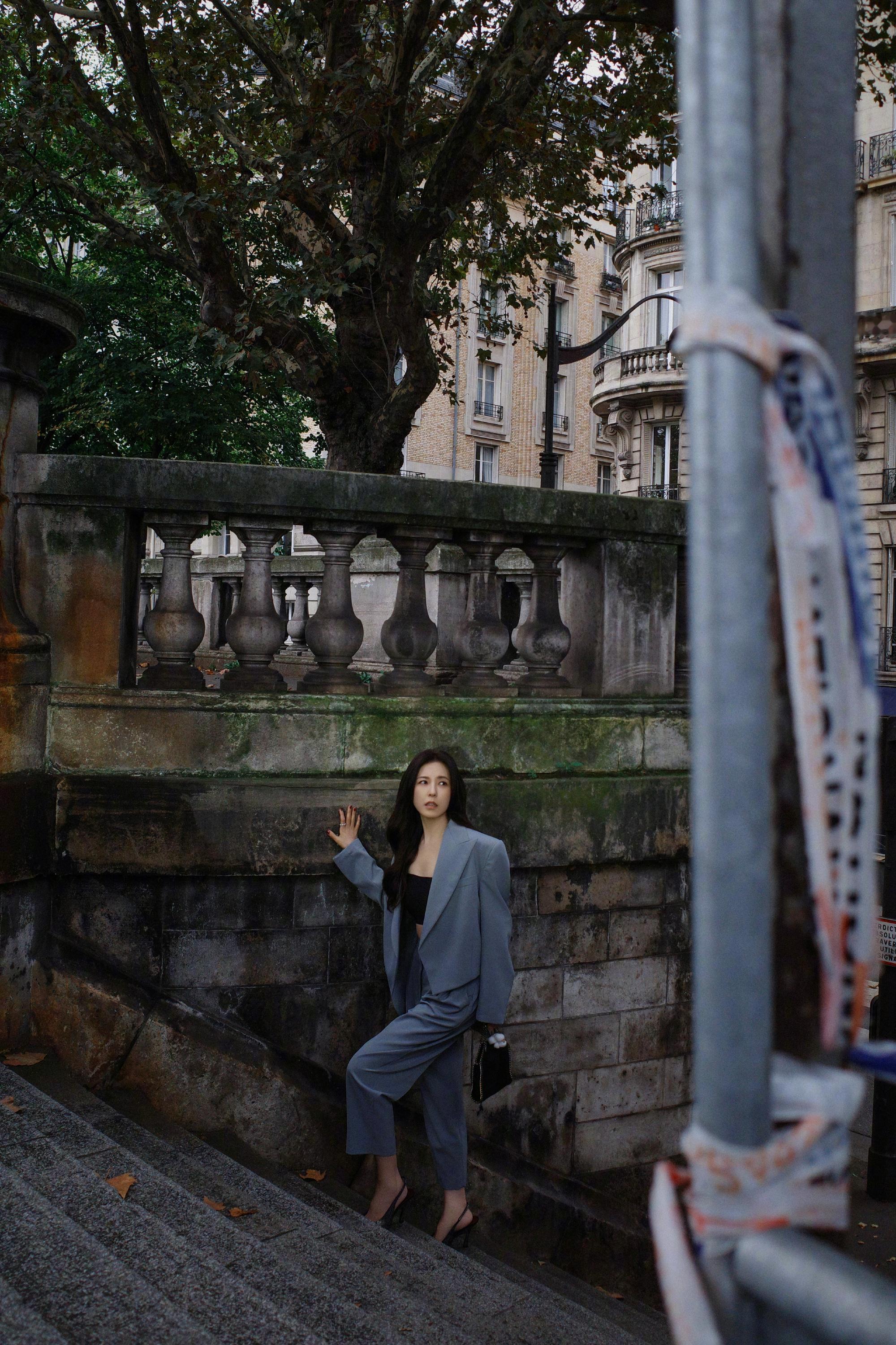 曾黎，一身蓝色西服套装，尽显摩登时髦的自信气场()